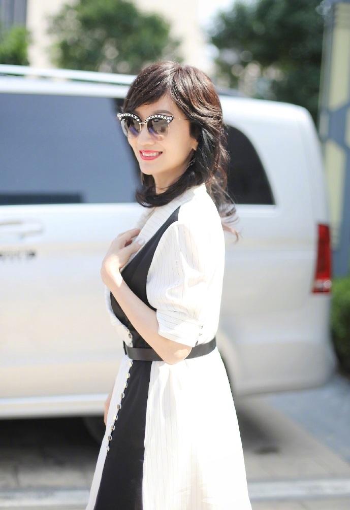 原创赵雅芝对自己有多狠64岁从不穿平底鞋天天脚踩恨天高毫无压力