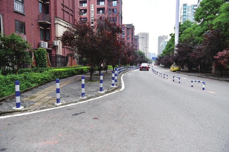 重庆:400米道路装隔离柱终于杜绝了乱停车_小区