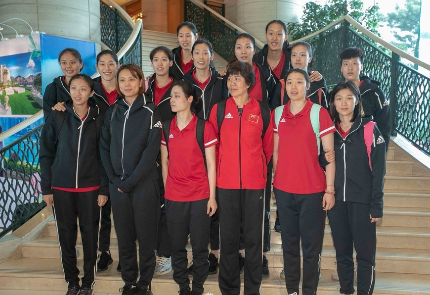 中国女排抵达香港!全队合影姚迪蹭郎平c位 朱婷袁心玥形影不离