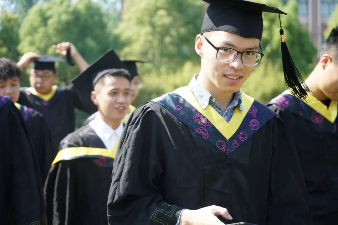 毕业季第二期 | 毕业照大pk,你更心水哪一款?_男生