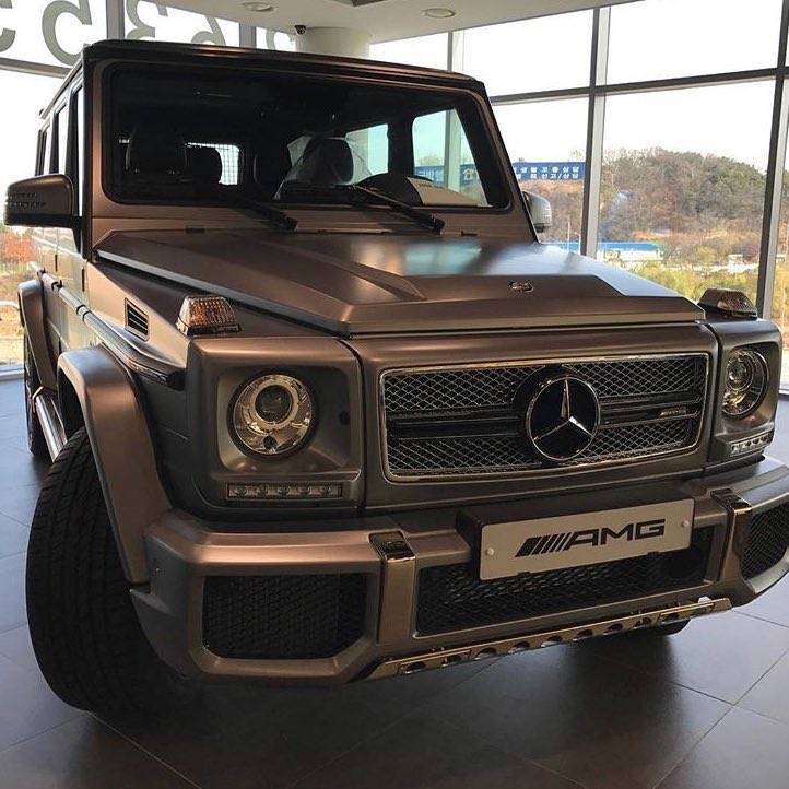 朴灿烈终于在自己本命年24岁生日那天,给自己买了一辆豪华霸气的奔驰