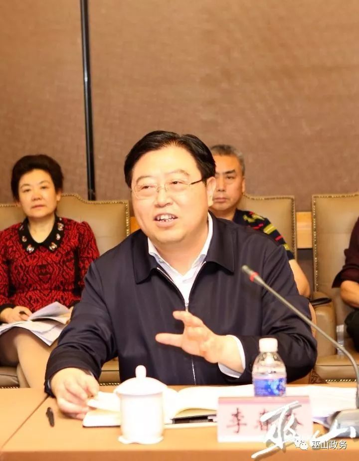 县领导邓昌君,王大昆,国家开发银行重庆市分行副行长傅应明等出席座谈