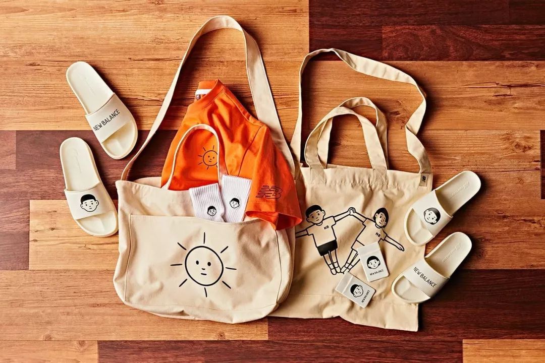 扣扣最喜欢的还是系列里的情侣拖鞋米白的底色和黑线条的小人完美诠释