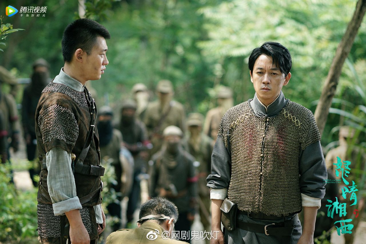 整部书看不出来哨子喜欢红姑娘,但是电视剧却篡改成了这个鬼样子了.