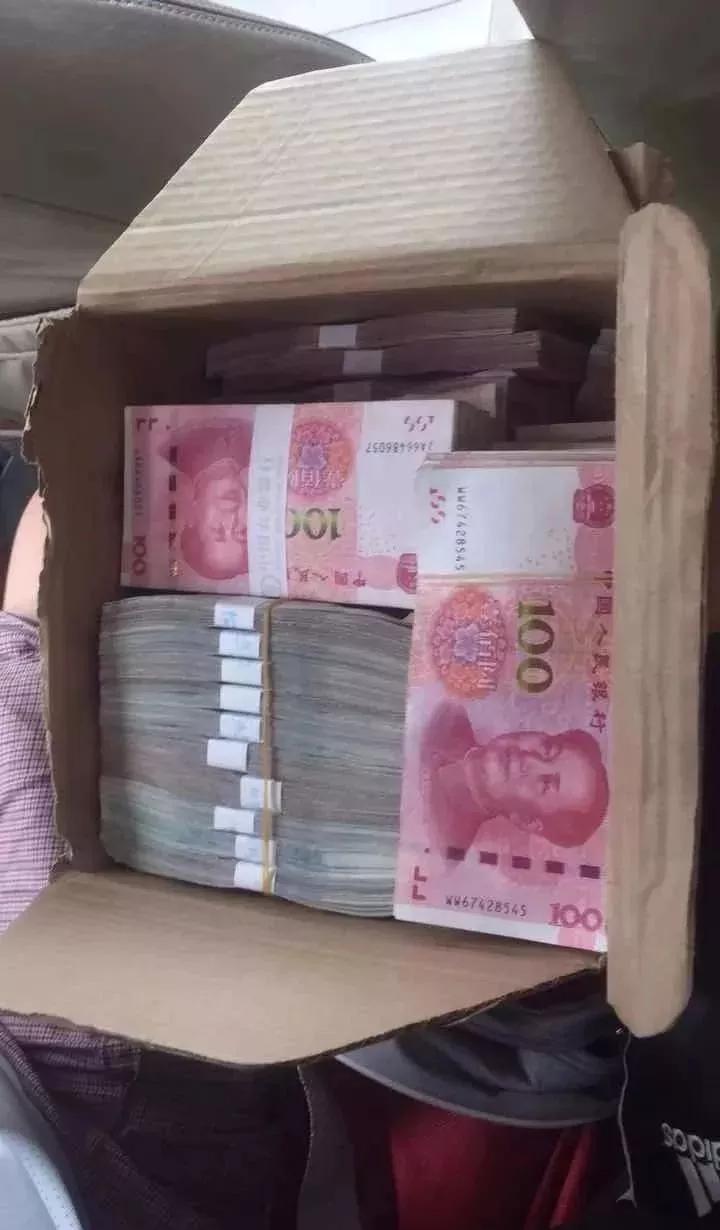 给你看个震撼点的这个保险柜里差不多有1000万呢都是老百姓的血汗钱啊