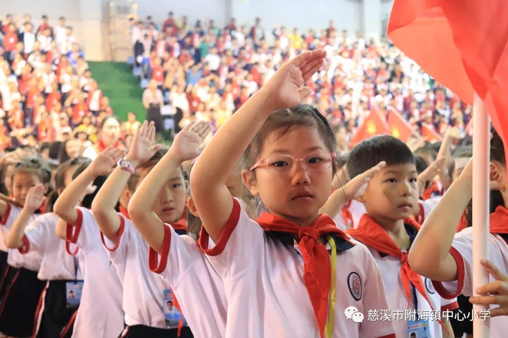 传承红色基因 争做新时代好少年_红领巾