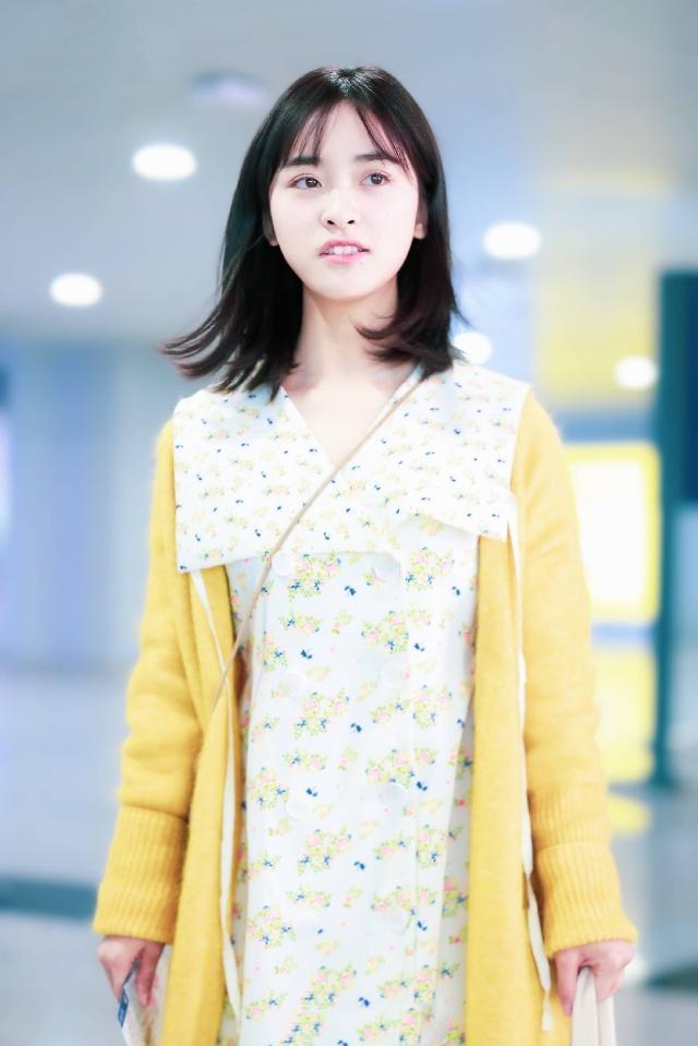 她这样的穿搭技巧叫下半身失踪穿搭技巧,是很多女明星都喜欢穿搭的