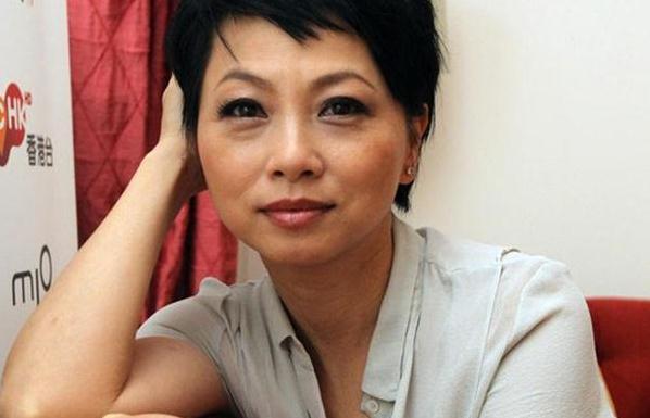 可以说是老谋深算,而现实版中的徐濠萦,跟方怡是大不相同,他已经淡出