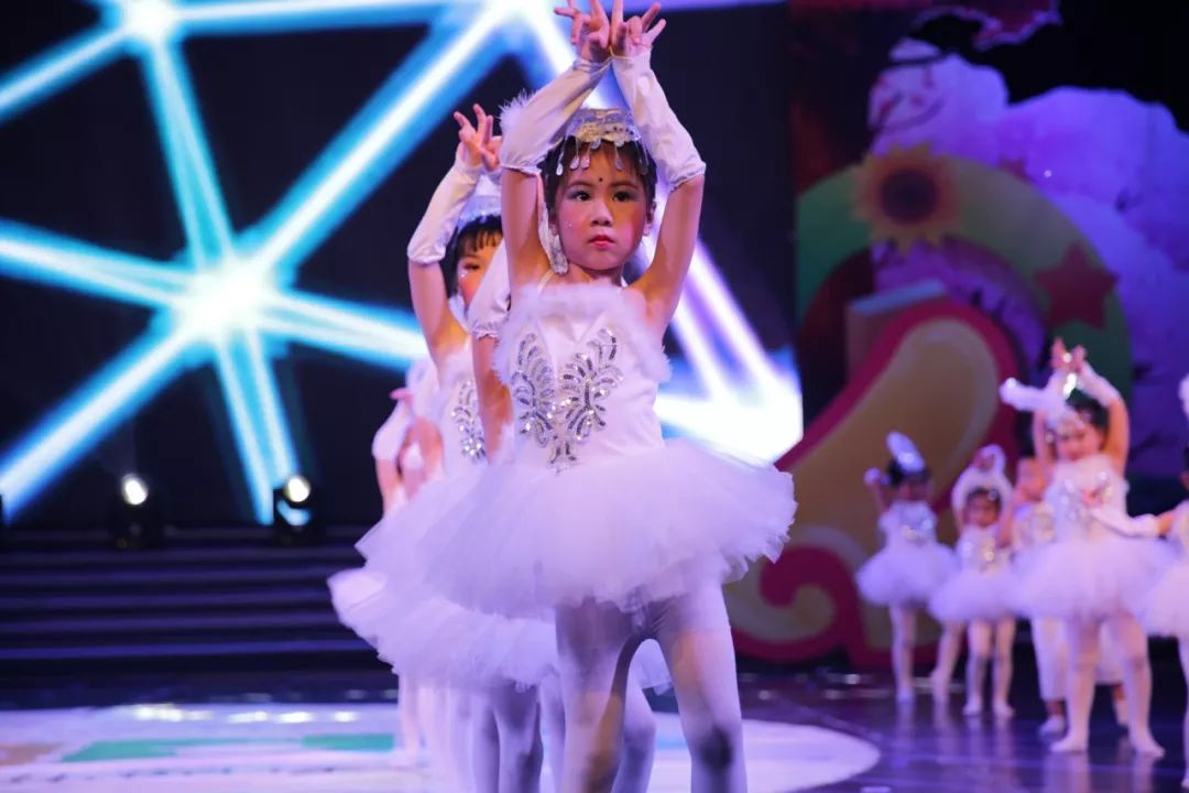 花开中国天门市育才幼儿园庆六一文艺活动精彩上演