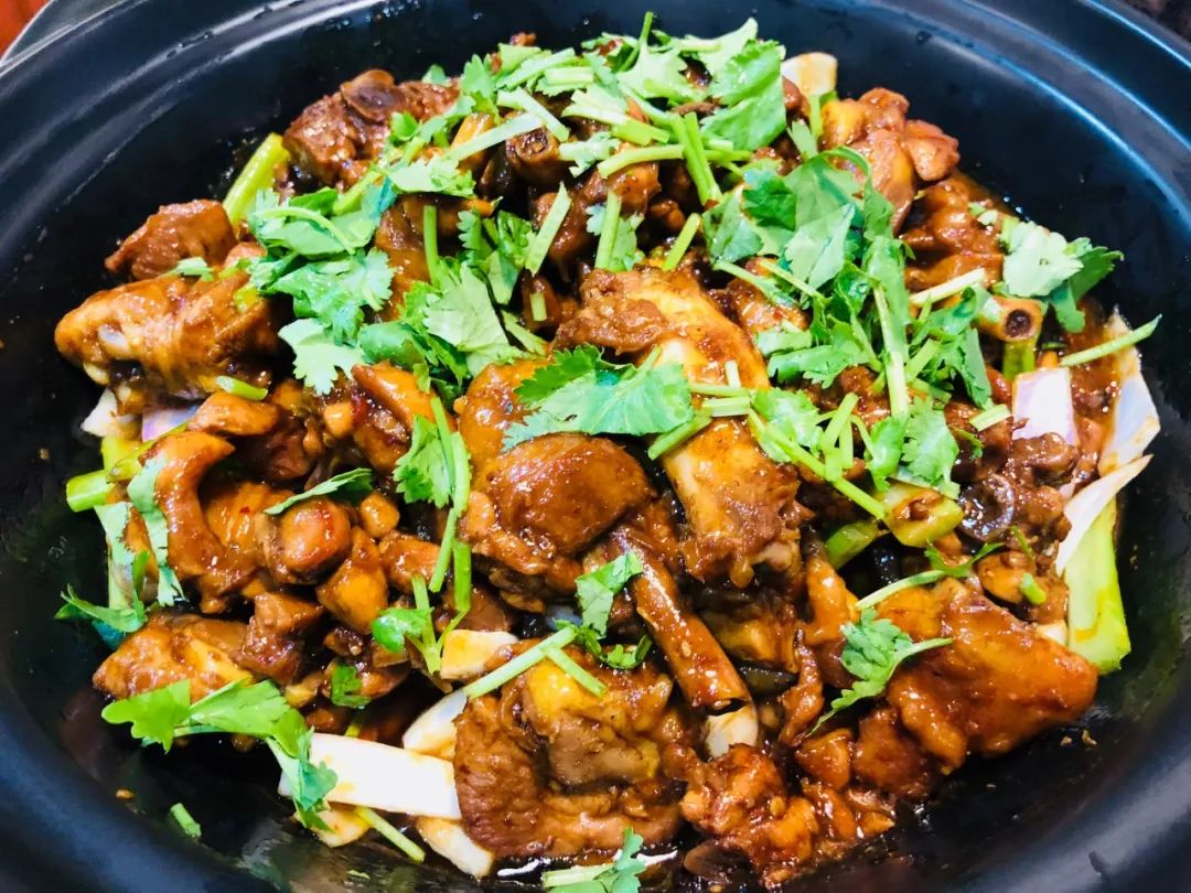 阳光探店新鲜吃法火锅鸡炭锅里面满满鸡腿和鸡翅喔