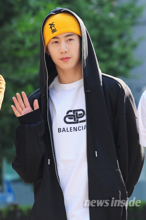 "帅气超额"got7个性鲜明的《音乐银行》上班路