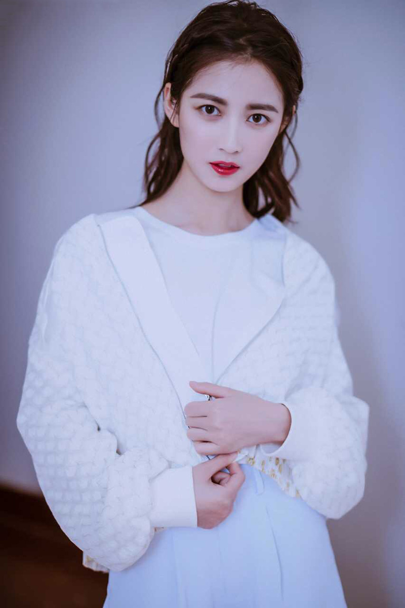 女演员陈钰琪白衣翩翩清新俏丽写真