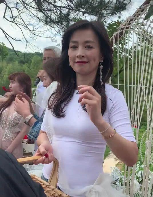 张庭近照脸垮了浓妆也遮不住皱纹腰上的肚腩是一圈一圈的