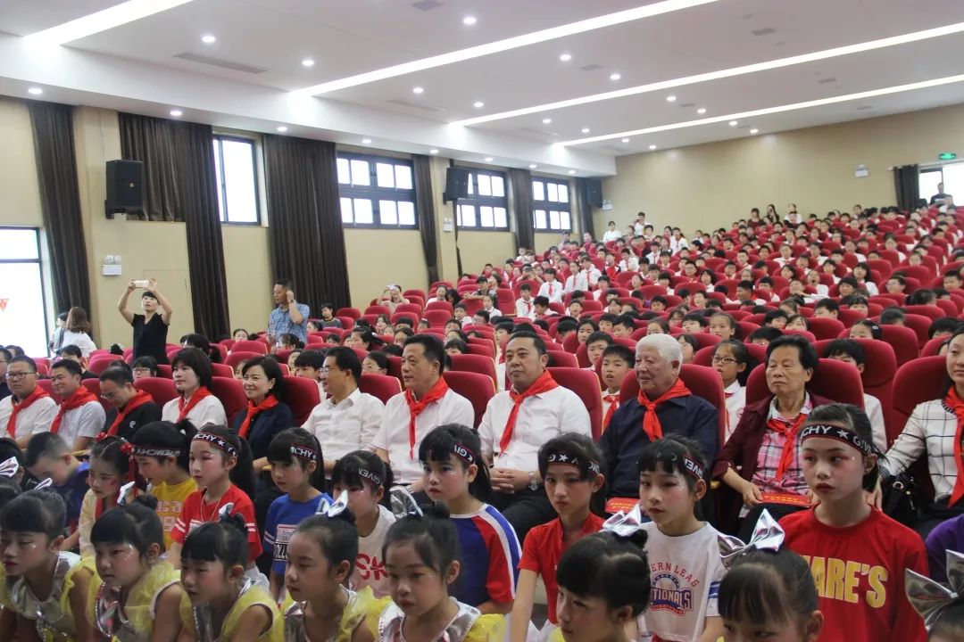 六一节祝福市领导走访坞根红军小学