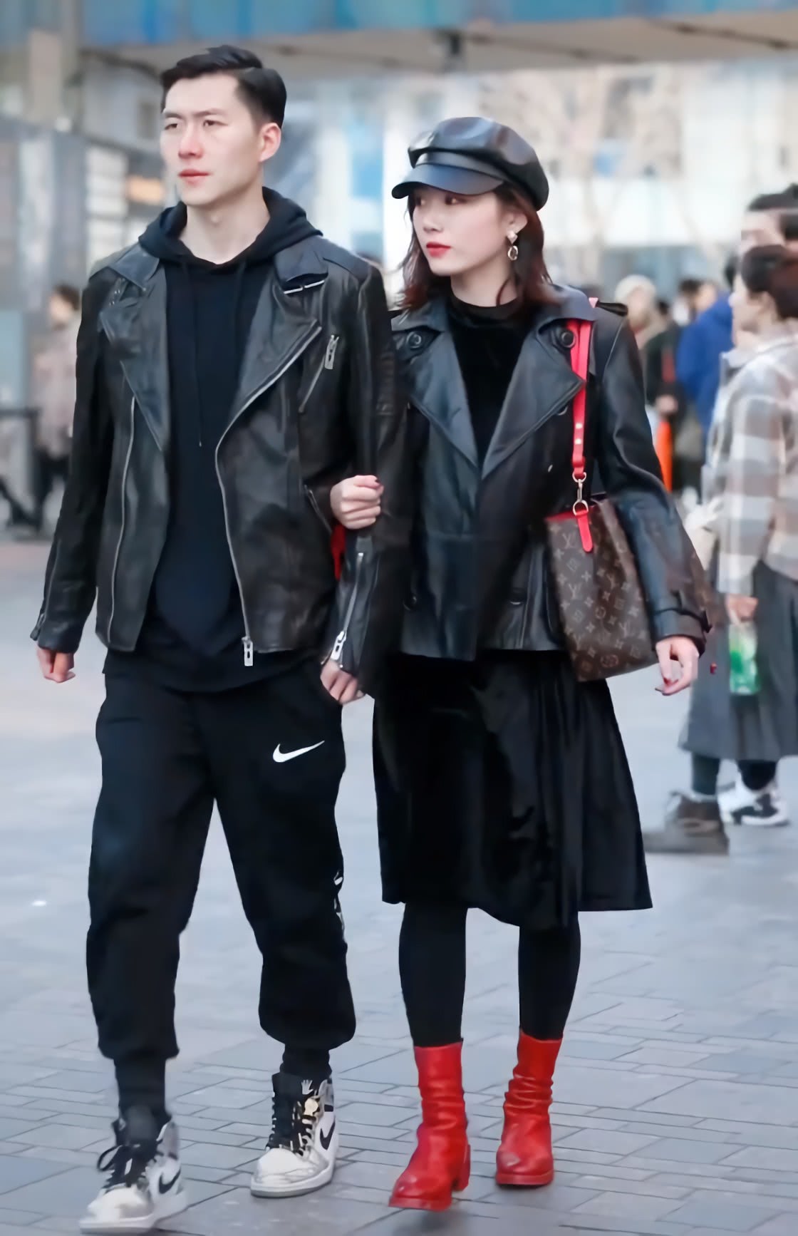 街拍:第一眼被小姐姐的"猪血鞋"迷住,不料男生的aj更加酷炫