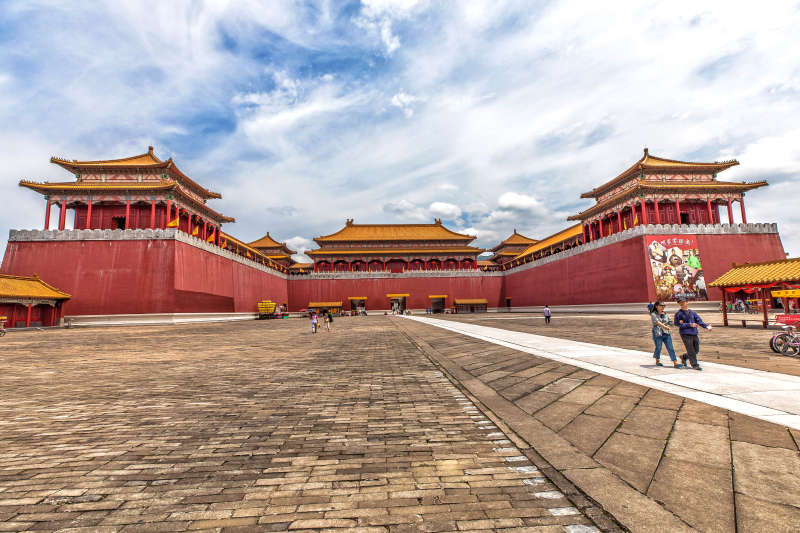 故宫"为模板1:1复制,参照了明清时期宫廷建筑手法,以影视城特有的营造