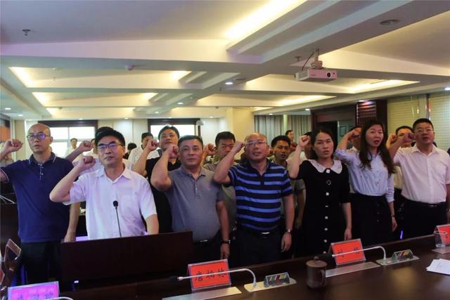 接受雷剑才同志辞去郴州市第五届人民代表大会代表职务和临武县第十七