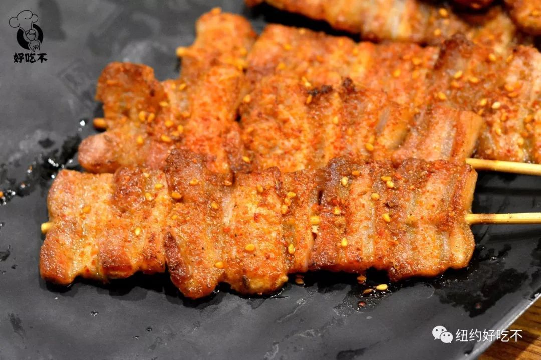 猪五花直接生烤, 刷上秘制油料,烤的外表微焦,入口脆脆的,大口咬下去