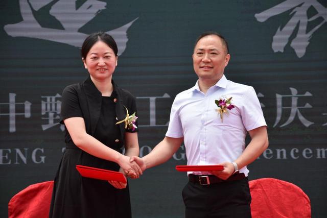 中甄住工总经理马冰峰与奥山集团签订合作协议中甄住工与湖北交通职业