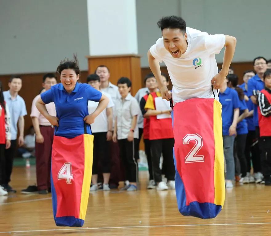 袋鼠跳接力比赛摸石头过河比赛迎面接力比赛集体跳绳比赛为个人项目第