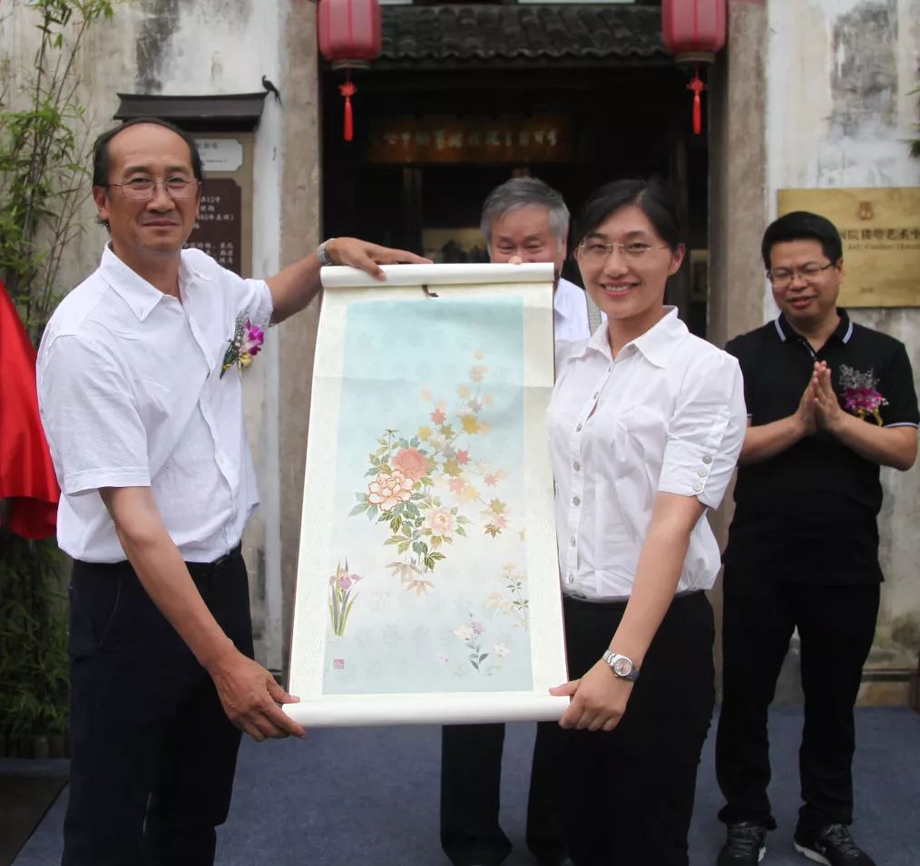 萧山区委常委,宣传部长赵文虎与李可染画院院长李庚共同为李可染先生