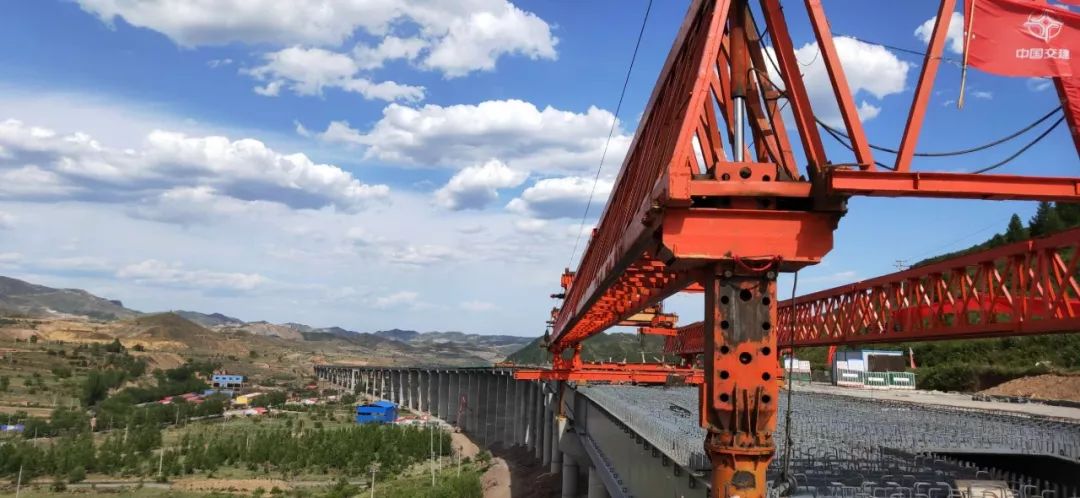 特大桥桥尾,在架桥机的精准控制下,最后一跨工字钢梁稳稳落在支座上方