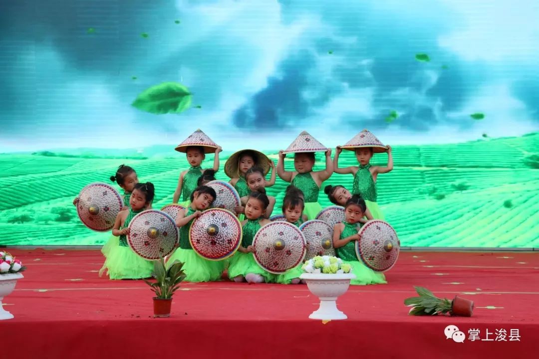 采茶舞小演员们动作,表情到位,向大家讲述了孟母为孟子选择良好的学习