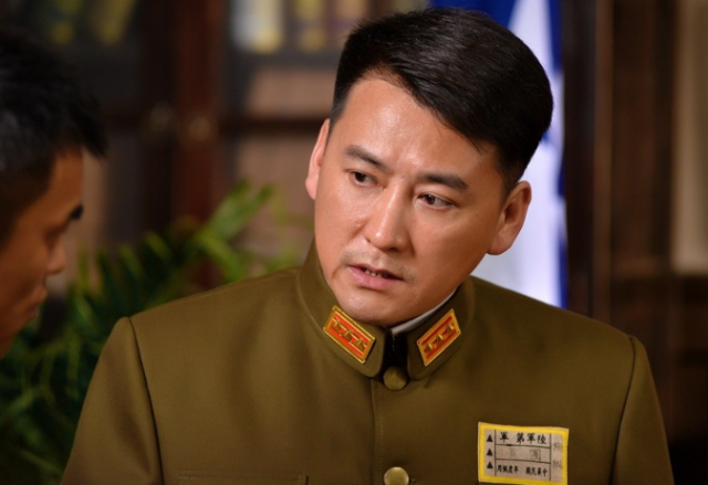 原创他出道多年,饰演军人最精彩,还娶了一个比自己小16岁的娇妻