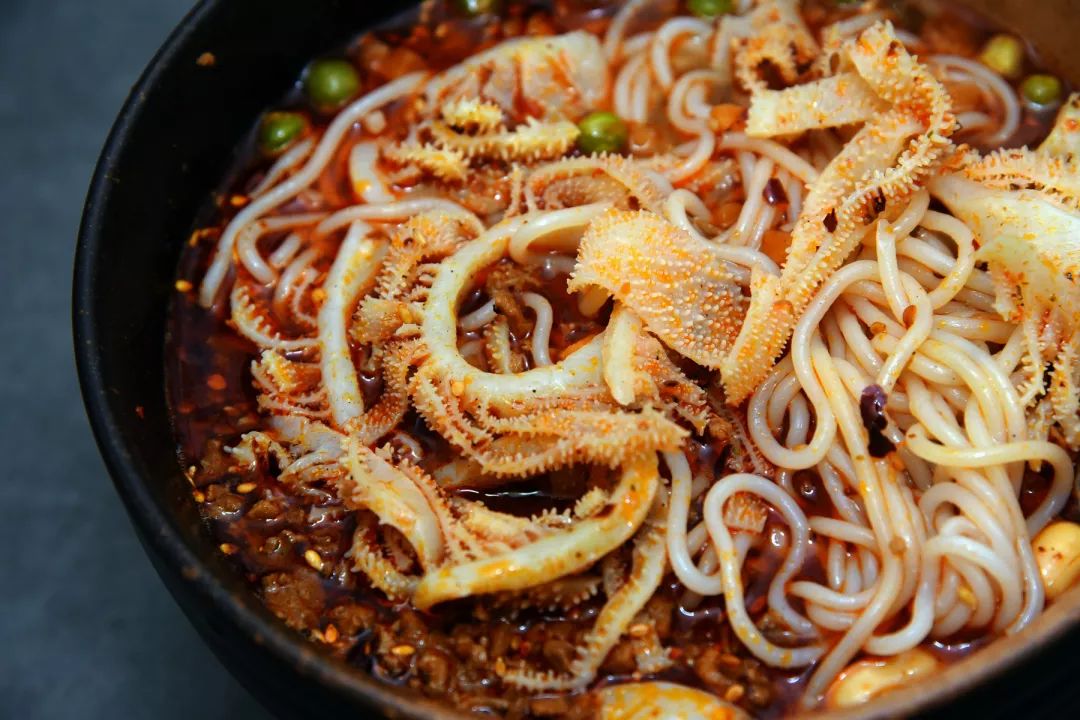 火锅米线,毛肚米线犹如两匹黑马,冷冽的寒冬时分