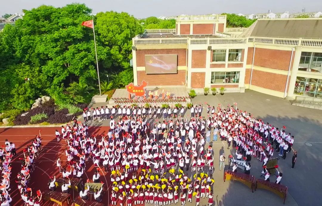 炫3000多名师生快闪唱响我的祖国上海市三新学校喜迎新中国70华诞