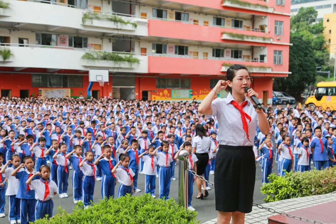 六一到来之际,东升学校小学部隆重举行一年级新生入队仪式!