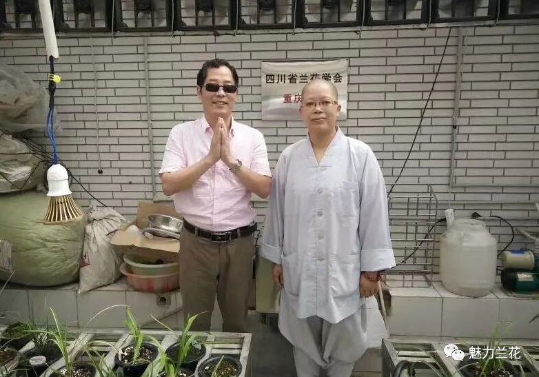 与重庆市佛教协会副会长释常慧法师合影如今,刘健可谓桃李满天下,但他