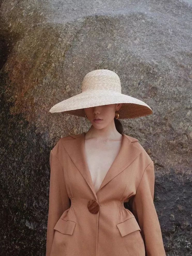 当你还在纠结p图时她们早就戴上了这些超显脸小的神仙草帽