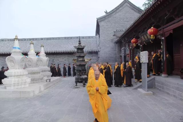 緊鄰五臺山名剎大顯通寺,於大白塔毗鄰,周圍遍佈佛塔寺廟