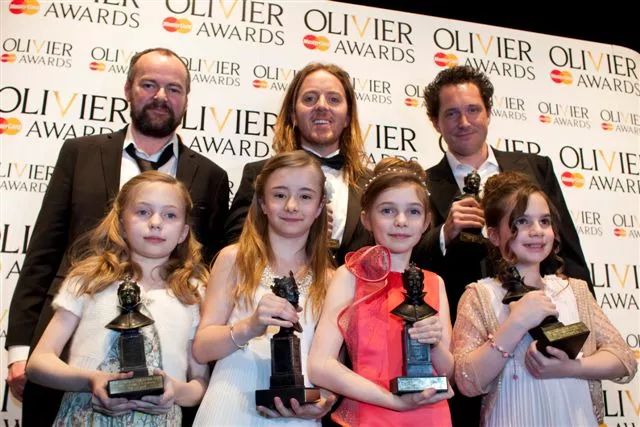 左二为 kerry ingram