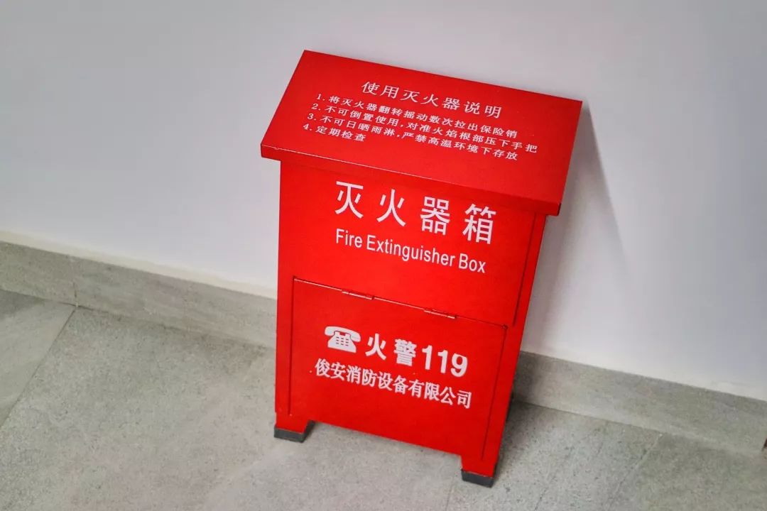 楼道一旁红白相间的灭火器,却期望不会被派上用场.