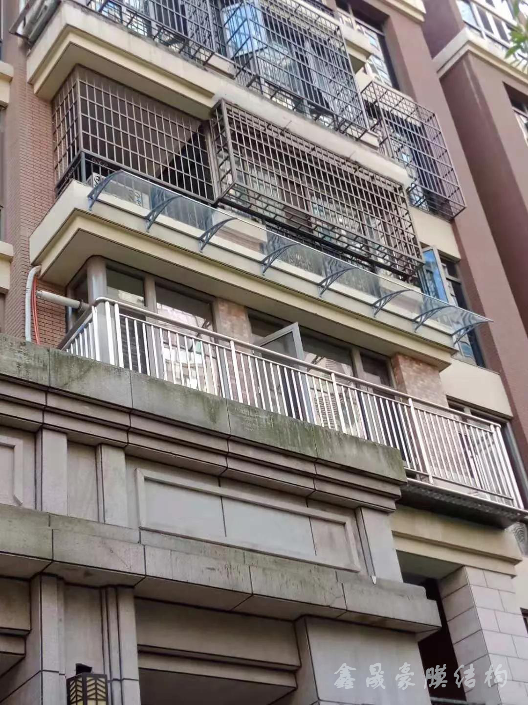 阳台和窗户外面要不要装遮雨棚