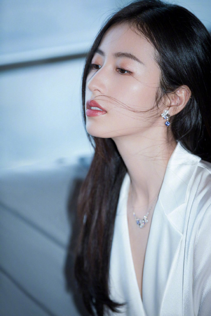 周雨彤白色西装时髦写真图片