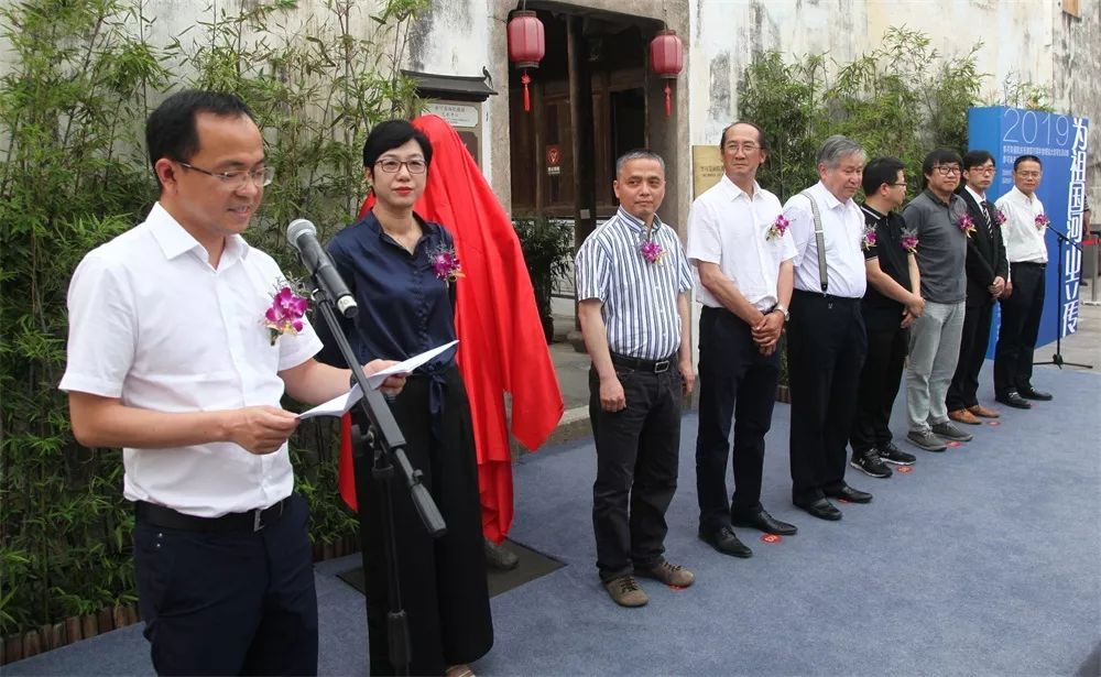 艺术贡献奖铜像揭幕萧山区委常委,宣传部长赵文虎与李可染画院院