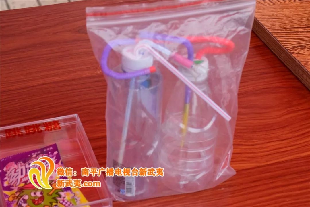 这个是吸食冰毒的工具,两根吸管,连着一个矿泉水瓶,上面还有一个玻璃