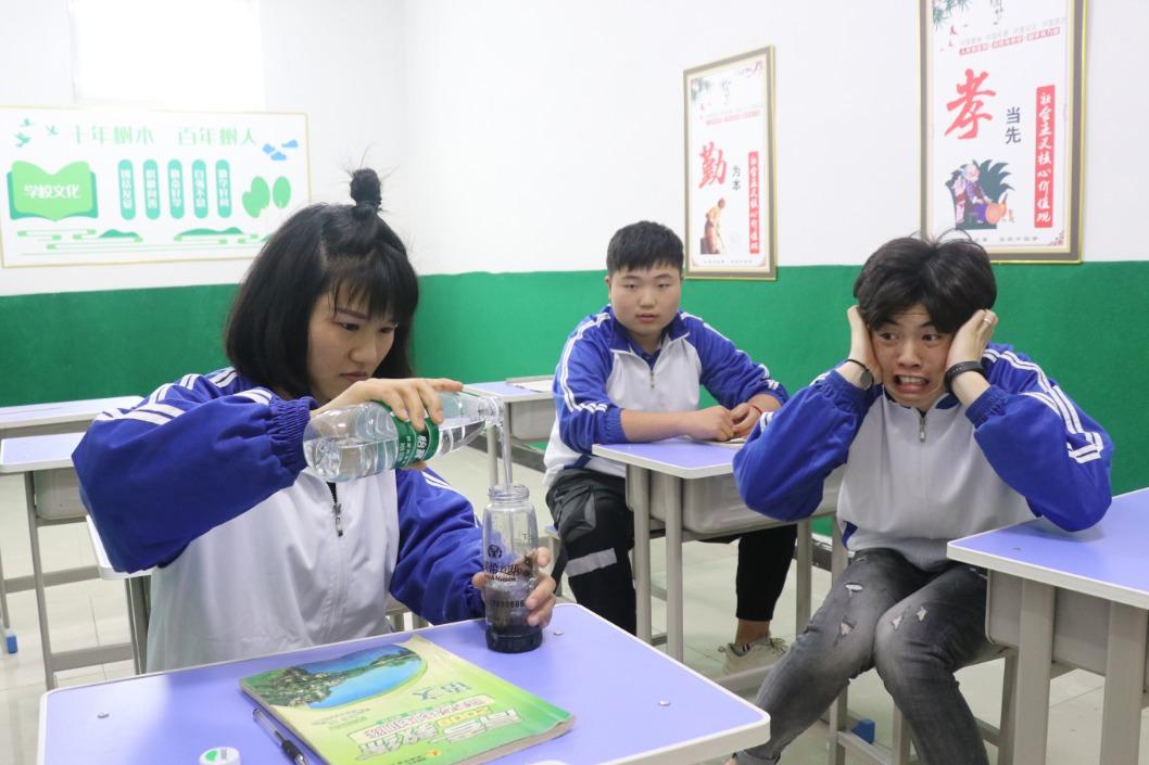 学生上课尿急,没想到老师拖堂,第二节课又来了,太逗了