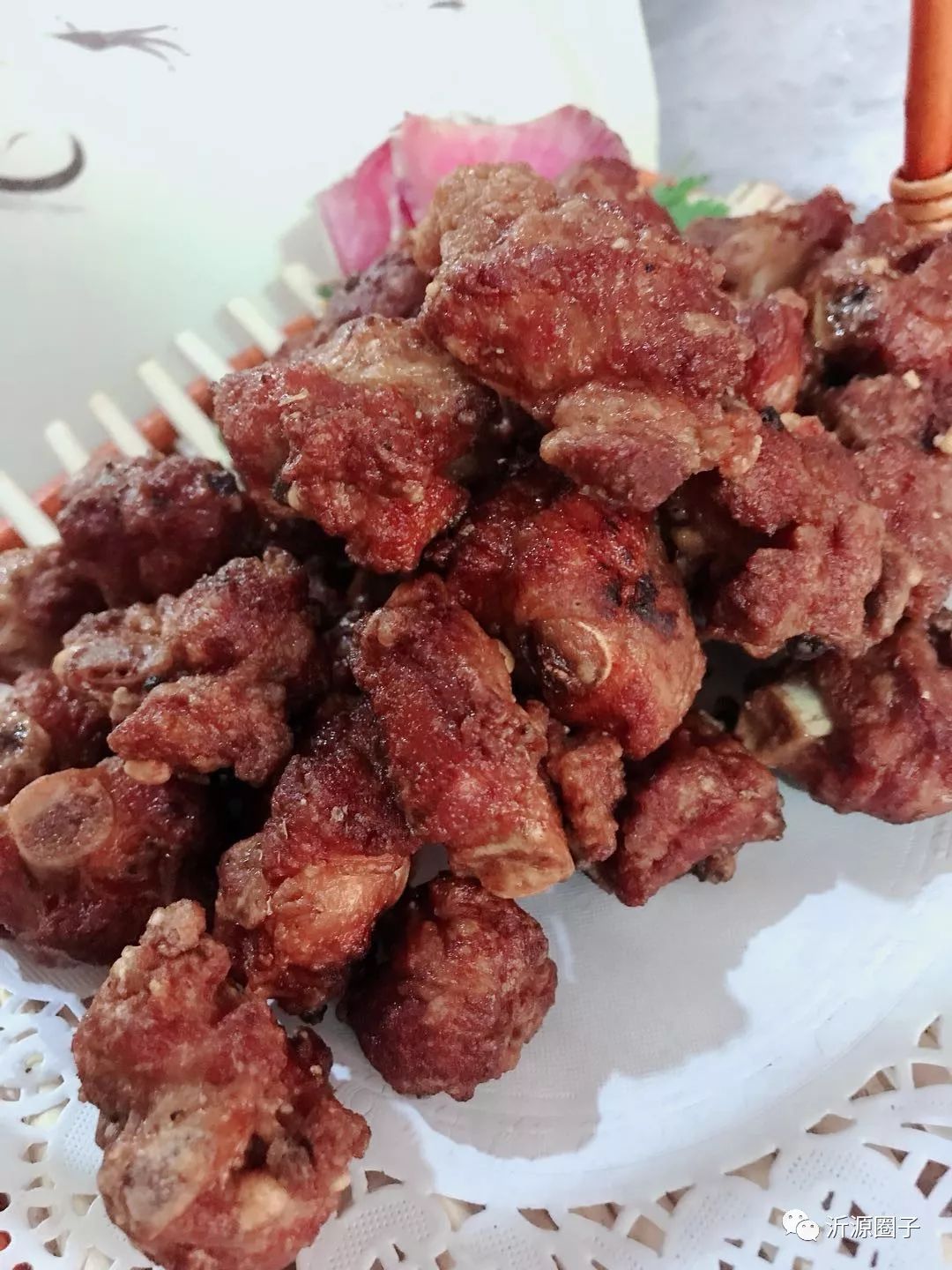 沂源这家博山菜馆店被挤爆了菜免费送?