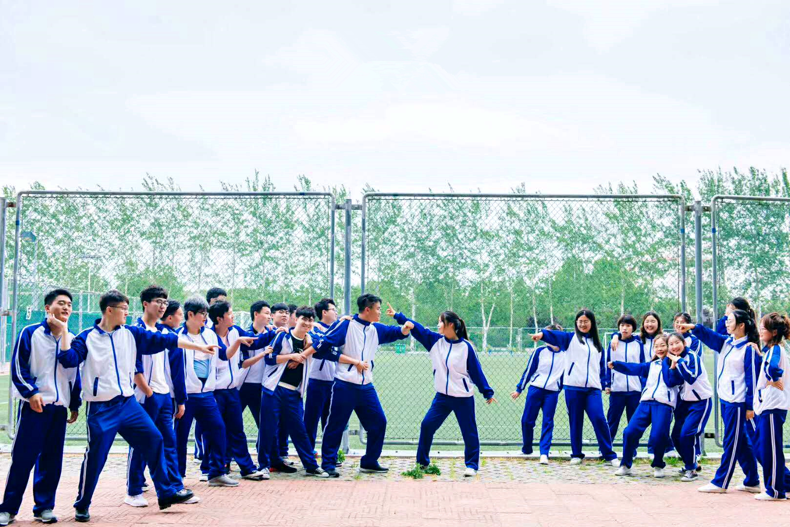 毕业季大学生拍花式走心毕业照,网友:又是别人家的大学