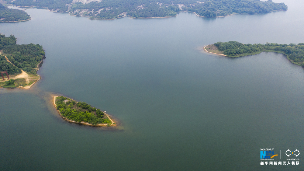 航拍:碧波荡漾岱山湖