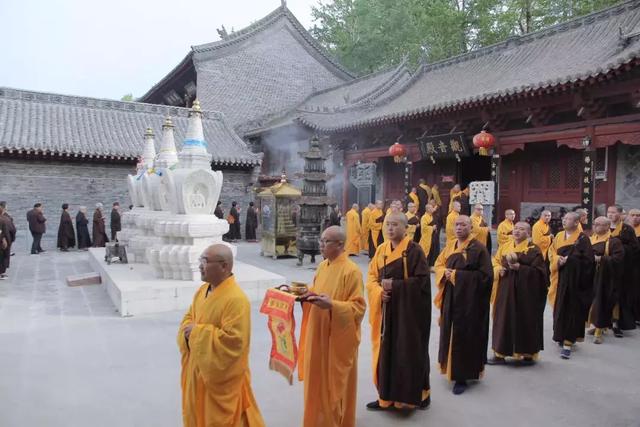 五台山三塔寺照圆法师图片