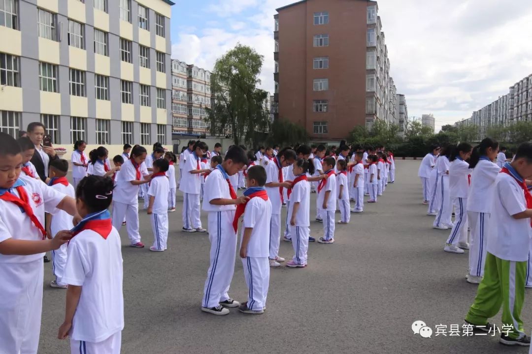 争做新时代好队员宾县第二小学喜迎建国70周年庆六一入队仪式