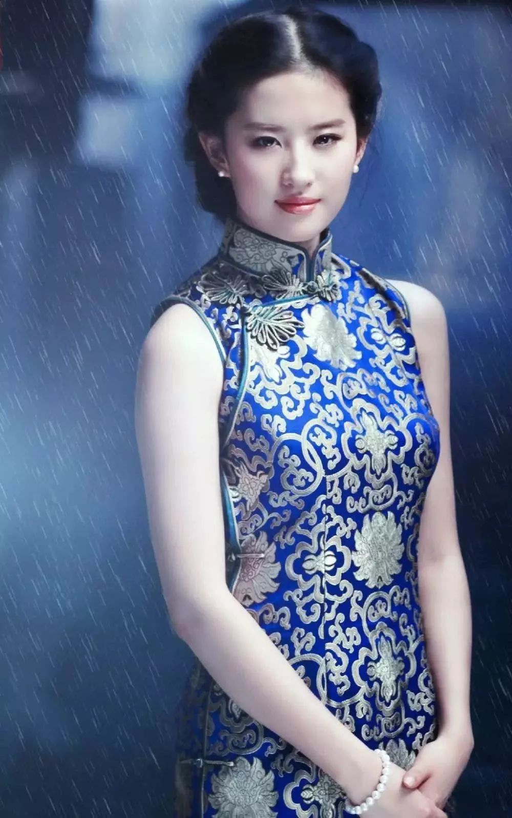 这身旗袍如果不是志玲姐姐穿,估计会很low,但是林志玲穿在身上显得