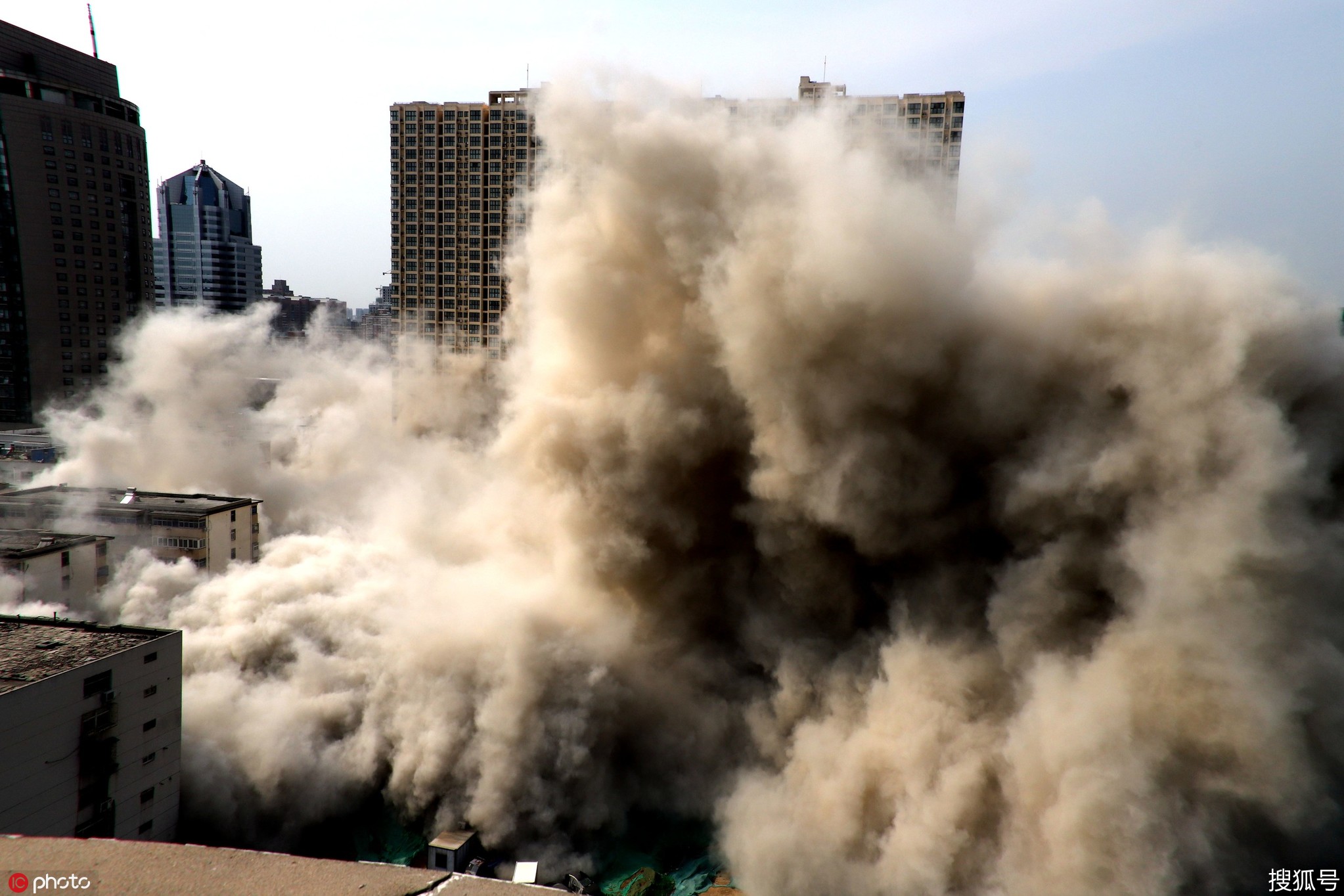 1176吨炸药引爆郑州两栋城中村高楼瞬间灰飞烟灭