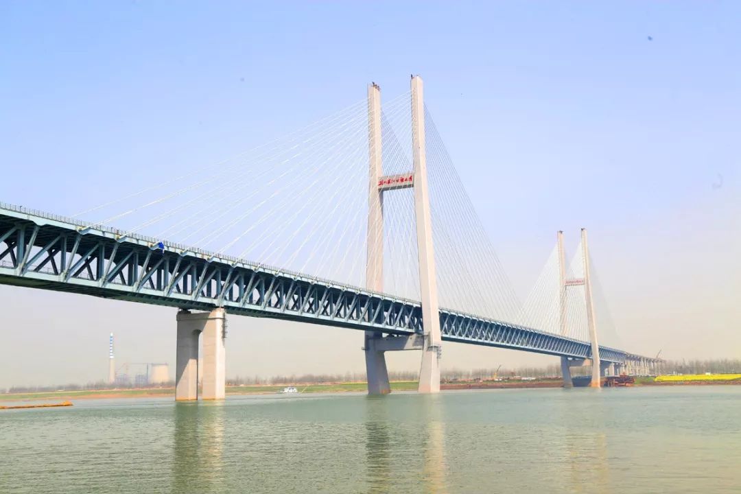 嘉鱼长江大桥合龙