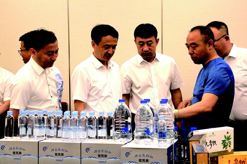 随后,副县长王恩政向与会嘉宾推介抚松县情,产业发展现状,重要招商